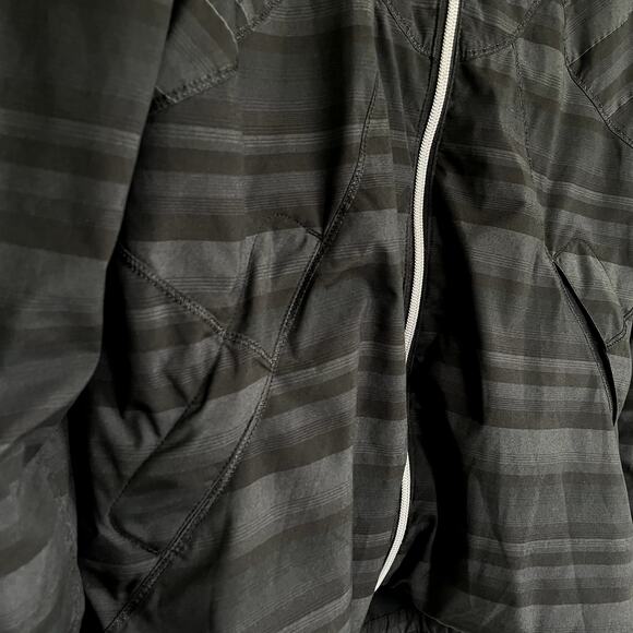 Lululemon Run Hustle Black and Grey Stripe Poncho Jacket Size 8 - Picture 7 of 10